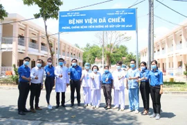 Hoa hậu Tiểu Vy trao hiện vật 400 triệu phòng dịch COVID-19