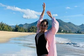 Nữ hoàng dancesport Khánh Thi khoe dáng trên biển