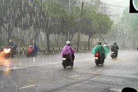 Mưa Sài Gòn, chị đi xe Lead và chiếc áo mưa 5 nghìn