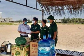 Cựu binh Trường Sa ở Đà Nẵng tặng quà cho 31 chốt phòng dịch