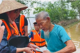 Trường Giang, Thủy Tiên, Trấn Thành hướng về người miền Trung