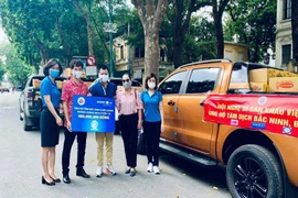 NSND Tự Long, Xuân Bắc ủng hộ người dân Bắc Ninh 30 tấn gạo 