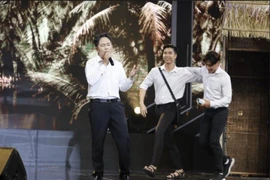 Bản sao Ưng Hoàng Phúc, Thái Thanh, Trường Vũ tranh tài tại Bán kết