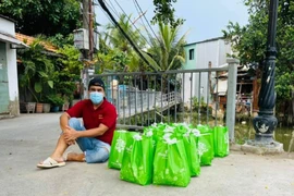 Ngô Thanh Vân, Phi Nhung, Quyền Linh… hỗ trợ người dân, y bác sĩ chống dịch