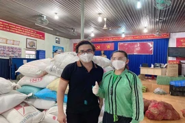 Hoa hậu Đỗ Thị Hà, H’Hen Niê, MC Đại Nghĩa hỗ trợ người dân y bác sĩ mùa dịch