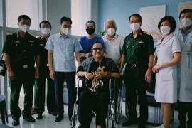 Nghệ sĩ Saxophone Trần Mạnh Tuấn thổi 'Diễm xưa' tặng Phó Thủ tướng Vũ Đức Đam