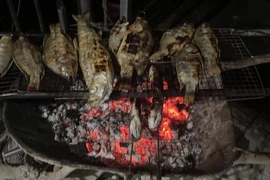 Thèm món cá rô đồng kho nồi đất của mẹ trong những ngày mưa