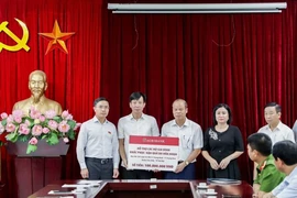 Đoàn công tác Agribank thăm hỏi, hỗ trợ các nạn nhân vụ hỏa hoạn tại Trung Kính