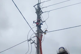Đóng điện thành công công trình cấp điện các hộ dân di cư tự do tập trung làng A Trớ