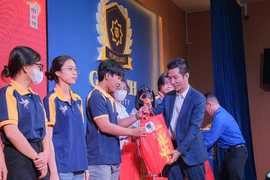 Ấm áp Tết xa quê: Nhà trường trao quà tặng cho sinh viên