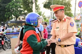 CSGT TP.HCM triển khai ‘Điểm tiếp sức nhân dân’ giúp dân về quê an toàn dịp Tết Ất Tỵ