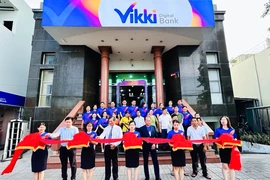 Khách hàng tấp nập giao dịch tại các điểm kinh doanh Ngân hàng Số Vikki