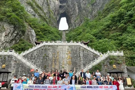 Du lịch Việt Sun tặng quà độc quyền tour Phượng Hoàng Cổ Trấn