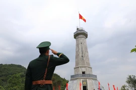Lễ thượng cờ và gắn biển công trình Cột cờ A Pa Chải