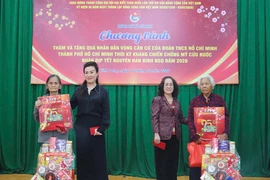 VWS trao tặng quà Tết cho gia đình chính sách ở Vĩnh Long