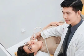 Bác sĩ Trọng Hưng theo đuổi can thiệp ít xâm lấn điều trị u tuyến giáp
