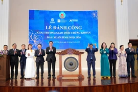 Bộ trưởng Nguyễn Văn Thắng và bà Nguyễn Thị Phương Thảo đánh cồng khai mở HOSE, thị trường tăng điểm