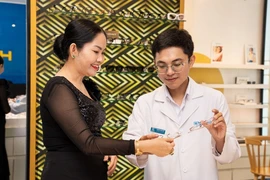 Hải Triều bán tròng kính chính hãng gì? Xem đầy đủ danh mục