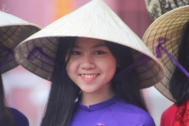 Nữ sinh Đồng Khánh duyên dáng trong ngày kỷ niệm
