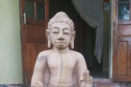 Phát hiện bức tượng bằng đá nguyên khối nghi là cổ vật