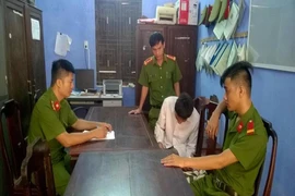 Bắt anh ruột đâm chết em trai rồi cố thủ trong nhà
