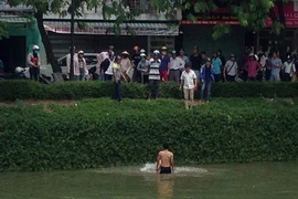 Trinh sát lao xuống sông bắt kẻ bán ma túy