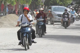 Người dân Huế khổ sở vì đường sá nắng bụi, mưa lầy