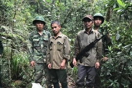 Mang súng AK đi săn, 2 người bị bắt