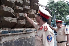 Xe chở gỗ lậu chạy vào trạm kiểm lâm