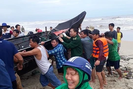 Cứu 4 ngư dân trên tàu bị sóng biển đánh chìm