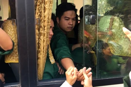 Bịn rịn phút chia tay lên đường nhập ngũ