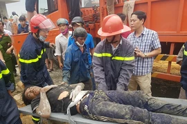 Sập giàn giáo, bới tìm nhiều công nhân từ đống đổ nát