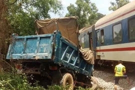 Xe tải va chạm với tàu hỏa, 2 người bị thương