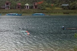 Lốc làm lật thuyền du lịch, nữ du khách tử vong