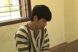 Nam thanh niên đốt nhà cha mẹ, dùng dao rượt chém công an