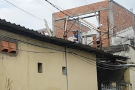 'Ngáo đá' cầm dao cố thủ trên mái nhà 