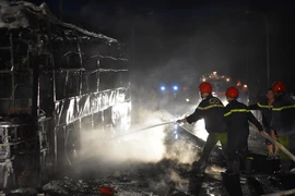 Xe khách bất ngờ bốc cháy, hành khách hốt hoảng thoát thân