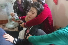 Cô dâu khóc nghẹn bên thi thể chồng vụ tai nạn 13 người chết