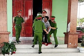 Cha ruột nhốt 3 con nhỏ trong phòng ép cùng tự thiêu