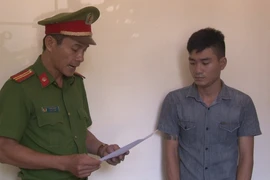 Thuê 2 ô tô rồi làm giả giấy tờ mang đi bán và cầm cố