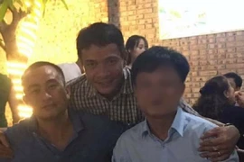 Tạm đình chỉ công tác thiếu tá đăng ảnh ăn nhậu với đương sự