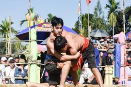 Hàng ngàn người đội nắng xem hội vật làng Sình