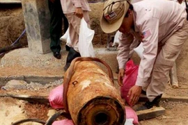Phát hiện quả bom gần 350kg khi đào móng nhà