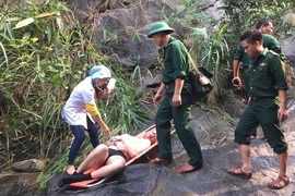 Du khách Anh gặp nạn khi leo thác trên đèo Hải Vân