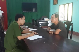 Bắt 2 'sa tặc' lên bờ đuổi chém người dân