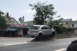 Ô tô nằm gọn trên dải phân cách