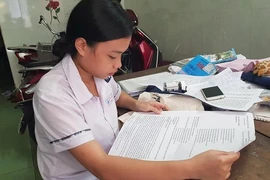 Thí sinh dự thi với đề in trên khổ giấy đặc biệt