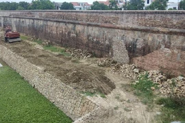 Chậm khắc phục bờ kè thành hào Huế vì gặp nhiều khó khăn