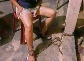 Người vợ bị chồng xích chân vào cột nhà