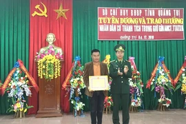 Khen thưởng người giao nộp 7 gói nghi ma túy dạt vào bờ biển